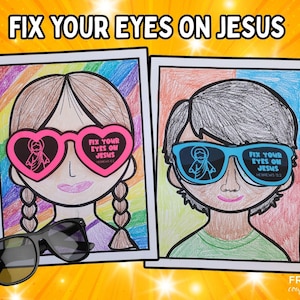 以下が含まれることがあります： 「FIX YOUR EYES ON JESUS」の文字が入ったサングラスをかけた子供たちの2つの絵。片方の子供のメガネはハート型で、もう片方は長方形です。サングラスが2つ並んだ絵の前に置かれています。