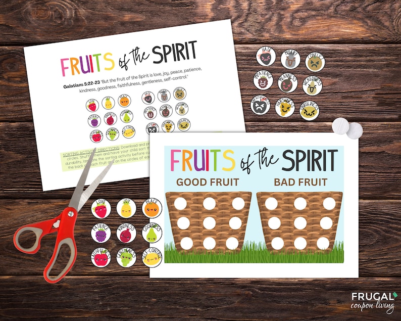 K&ouml;nnte beinhalten: Eine druckbare Aktivit&auml;t f&uuml;r Kinder, um die Fr&uuml;chte des Geistes zu lernen. Der Ausdruck zeigt zwei K&ouml;rbe, einer mit der Aufschrift "Gutes Obst" und der andere mit der Aufschrift "Schlechtes Obst". In jedem Korb befinden sich 9 Kreise, auf die Kinder Aufkleber kleben k&ouml;nnen. Der Ausdruck enth&auml;lt auch eine Liste der Fr&uuml;chte des Geistes: Liebe, Freude, Friede, Geduld, Freundlichkeit, G&uuml;te, Treue, Sanftmut und Selbstbeherrschung.