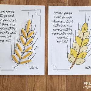 Pu&ograve; includere: Due fogli stampabili con il versetto biblico "Dove andrai, andr&ograve; anch'io, e dove dimorerai, dimorer&ograve; anch'io. Il tuo popolo sar&agrave; il mio popolo, e il tuo Dio sar&agrave; il mio Dio." di Rut 1:16. Ogni foglio presenta una spiga di grano con un design diverso. Un foglio ha una spiga di grano con pezzi di pasta gialla, e l'altro foglio ha una spiga di grano con foglie gialle e bianche.