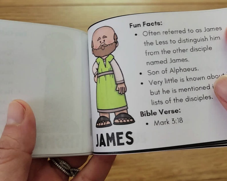Pode incluir: Uma imagem ilustrada de Tiago, um dos disc&iacute;pulos de Jesus, com uma t&uacute;nica verde e sand&aacute;lias. A imagem inclui factos interessantes sobre Tiago, incluindo que ele era frequentemente chamado de Tiago, o Menor, e um vers&iacute;culo b&iacute;blico, Marcos 3:18.