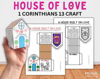 Puede incluir: Un kit de manualidades en papel titulado House of Love 1 Corinthians 13 Craft que incluye una casa de papel en 3D ensamblada con una puerta azul y una guirnalda de corazones rosas, junto a dos plantillas imprimibles con instrucciones.