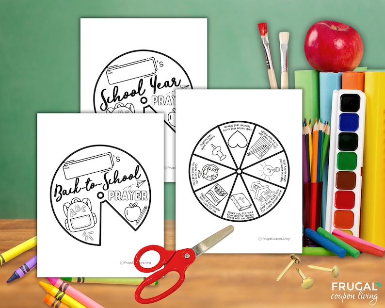 Pu&ograve; includere: Due fogli di carta bianca con disegni a linee nere per un lavoretto di preghiera per il rientro a scuola. Un foglio mostra un design circolare con zaino, mela e testo. L'altro mostra una ruota segmentata con icone come globo e libro.