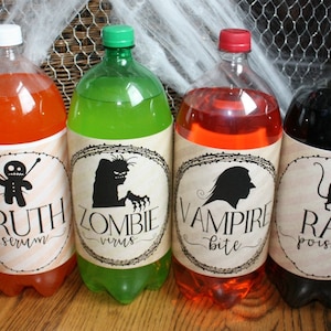 以下が含まれることがあります： ハロウィーンをテーマにしたラベルが貼られた透明なプラスチックボトル4本。ラベルは茶色で、黒い文字と画像が描かれています。ボトルにはオレンジ、緑、赤、黒の液体が入っています。ラベルには「真実の血清」、「ゾンビウイルス」、「吸血鬼の噛み傷」、「ネズミの毒」と書いてあります。