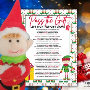 Puede incluir: Una muñeca de elfo de peluche con sombrero y atuendo rojos se encuentra junto a un juego de mesa con temática navideña. El tablero presenta un poema titulado "Pass the Gift" con instrucciones para un juego de intercambio de regalos de izquierda a derecha.