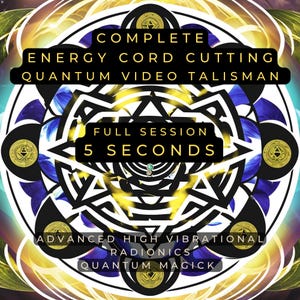 Può includere: Design digitale con un complesso motivo geometrico in bianco, nero, blu e oro. Il testo include "COMPLETE ENERGY CORD CUTTING QUANTUM VIDEO TALISMAN" e "FULL SESSION 5 SECONDS". Il design ha un tema spirituale o metafisico.