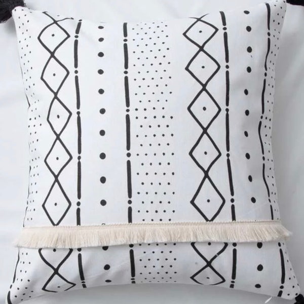 Coussin nordique noir et blanc à pampilles et coussin intérieur 45 x 45 cm