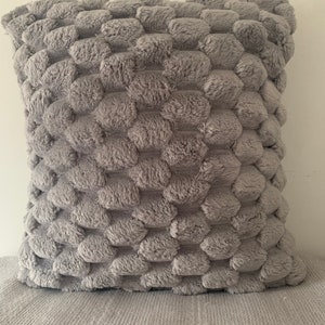 Sontuoso cuscino trapuntato grigio e inserto 45 x 45 cm