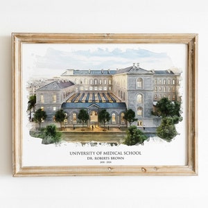 以下が含まれることがあります： 大学医学部の建物の水彩画プリント。明るい茶色の木製フレームに入っています。アートワークは、建物のファサード、木々、およびテキスト「UNIVERSITY OF MEDICAL SCHOOL DR. ROBERTS BROWN 2018-2024」を特徴としています。
