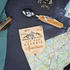 Geldgeschenk Karte Holz Set für Abenteurer | Hochzeit | Geburtstagsgeschenk Wanderer Berge | Campingbesteck | Personalisiert | Gutschein
