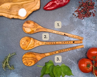 May include: Three wooden spoons with personalized text. The first spoon says "OLIVER ANJA:" and "07.09.2024". The second spoon says "OLIVER + ANJA = ". The third spoon says "DEIN WUNSCHTEXT".