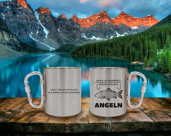 May include: Two stainless steel travel mugs with carabiner handles. The mug on the left says "Sieht vielleicht so aus als würde ich dir zuhören". The mug on the right says "Doch in Wahrheit denke ich an's Angeln" with a fish and fishing hook graphic.