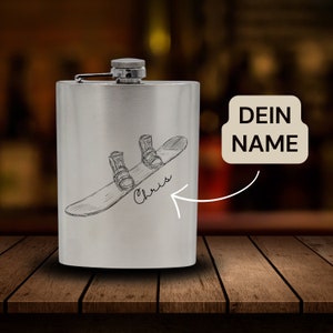 Könnte beinhalten: Eine silberne Trinkflasche mit einer Zeichnung eines Snowboarders und dem Namen "Chris" darauf. Der Text "DEIN NAME" befindet sich auf einem separaten Etikett.