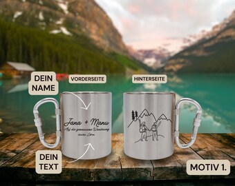 Puede incluir: Dos tazas de viaje de acero inoxidable con asa de mosquetón. La taza delantera tiene el texto "Jana + Manu Auf die gemeinsame Wanderung durchs Leben" y la taza trasera tiene un dibujo lineal de dos personas haciendo senderismo en las montañas.
