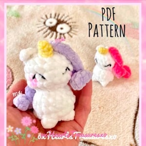 Könnte beinhalten: PDF-Anleitung zum Häkeln eines kleinen Plüsch-Einhorn-Spielzeugs. Das Einhorn ist weiß mit einer lila Mähne und einem lila Schwanz. Die Anleitung enthält auch Anweisungen zum Herstellen eines rosa Einhorns.