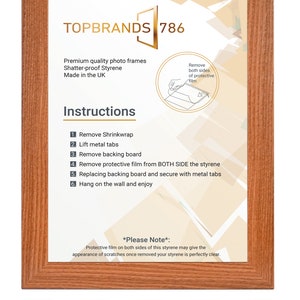 Puede incluir: Un marco de fotos de madera con un acabado marr&oacute;n claro. El marco tiene un fondo blanco con texto negro que dice "TOPBRANDS 786". El texto "Instrucciones" tambi&eacute;n es visible en negro. El marco est&aacute; hecho de estireno irrompible y est&aacute; hecho en el Reino Unido.