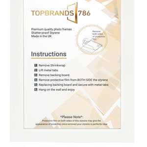 Puede incluir: Marco de fotos blanco con un borde de aspecto de madera. El marco tiene un passe-partout blanco y una placa posterior blanca. El marco est&aacute; etiquetado como "TOPBRANDS 786" e incluye instrucciones para quitar la pel&iacute;cula protectora e instalar la placa posterior. El marco est&aacute; disponible en cinco colores: madera natural, plata, negro, blanco y marr&oacute;n.