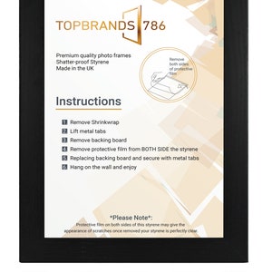 Puede incluir: Marco de fotos negro con fondo blanco e instrucciones sobre c&oacute;mo quitar la pel&iacute;cula protectora. El texto dice "TOPBRANDS 786", "Marcos de fotos de alta calidad", "Poliestireno irrompible", "Hecho en el Reino Unido", "Instrucciones", "Retirar el film retr&aacute;ctil", "Levantar las pesta&ntilde;as met&aacute;licas", "Retirar la placa posterior", "Retirar la pel&iacute;cula protectora de AMBOS LADOS del poliestireno", "Reemplazar la placa posterior y asegurarla con las pesta&ntilde;as met&aacute;licas", "Colgar en la pared y disfrutar", "*Nota*:", "La pel&iacute;cula protectora en ambos lados de este poliestireno puede dar la apariencia de ara&ntilde;azos una vez que se retira, su poliestireno es perfectamente claro."