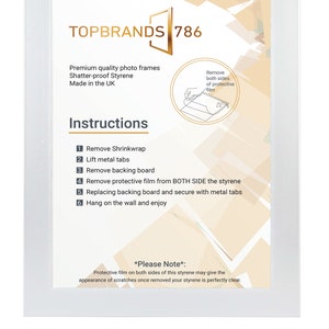 Puede incluir: Marco de fotos blanco con un borde plateado y un passe-partout blanco. El marco tiene una etiqueta que dice "TOPBRANDS 786" e instrucciones para quitar la pel&iacute;cula protectora del estireno. El marco se muestra con cinco marcos de diferentes colores: madera natural, plata, negro, blanco y marr&oacute;n.