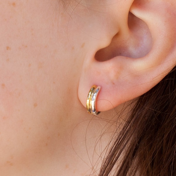 Orecchini in metallo misto, orecchini bicolore traforati in oro con pendente a goccia Huggie in argento sterling 925, orecchini moderni con gioielli a cerchio geometrici