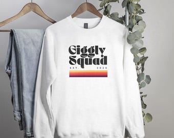 Giggly Squad Vintage Sweatshirt | Giggly Squad Merch, Hannah e Paige, Giggly Squad Podcast, Clube Giggly, Summer House, Bravo, Donas de casa