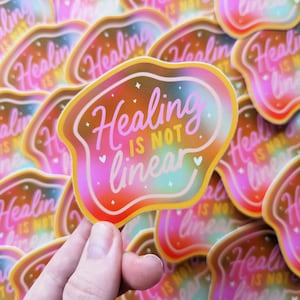 ÚLTIMA OPORTUNIDAD DE VENTA ~ Pegatina "La sanación no es lineal": Vinilo decorativo "Salud Mental Arcoíris"