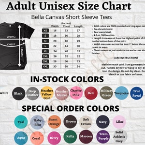 K&ouml;nnte beinhalten: Gr&ouml;&szlig;entabelle f&uuml;r Unisex-T-Shirts mit kurzen &Auml;rmeln von Bella Canvas. Die Tabelle enth&auml;lt Ma&szlig;e in Zoll f&uuml;r Breite, Brust und L&auml;nge sowie Pflegehinweise und eine Farbauswahl. Verf&uuml;gbare Farben sind Wei&szlig;, Schwarz und verschiedene andere Farbt&ouml;ne.