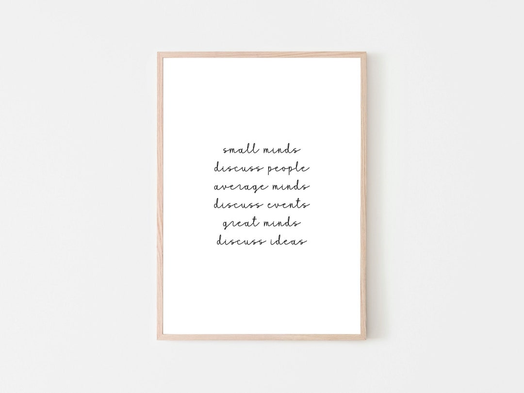 Les grands esprits discutent des idées, les esprits moyens discutent