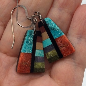 Boucles d'oreilles vintage incrustées de pierres turquoises du sud-ouest des États-Unis, signées RC coquillage et multi-pierres bijoux tendance en argent
