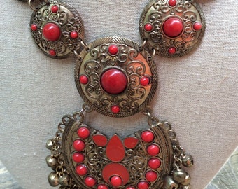 grand collier orné de style indien bronzé rouge vintage, collier cloches suspendues en filigrane rouge cuivré, régence goth hollywoodienne