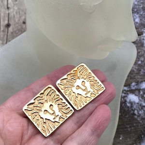 Vintage Sternzeichen Löwe Ohrringe: Goldfarbener Löwenkopf, Ohrlöcher