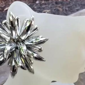 Vintage big silver starburst earrings metallic clip ons disco dance spiked exploding stars