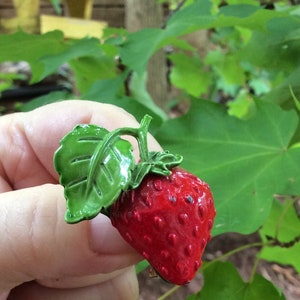 Vintage Enamel red Strawberry Brooch, juicy berry jewelry pin, gifts for teens mother&#39;s day birthday gift wardrobe fashion accessories ripe