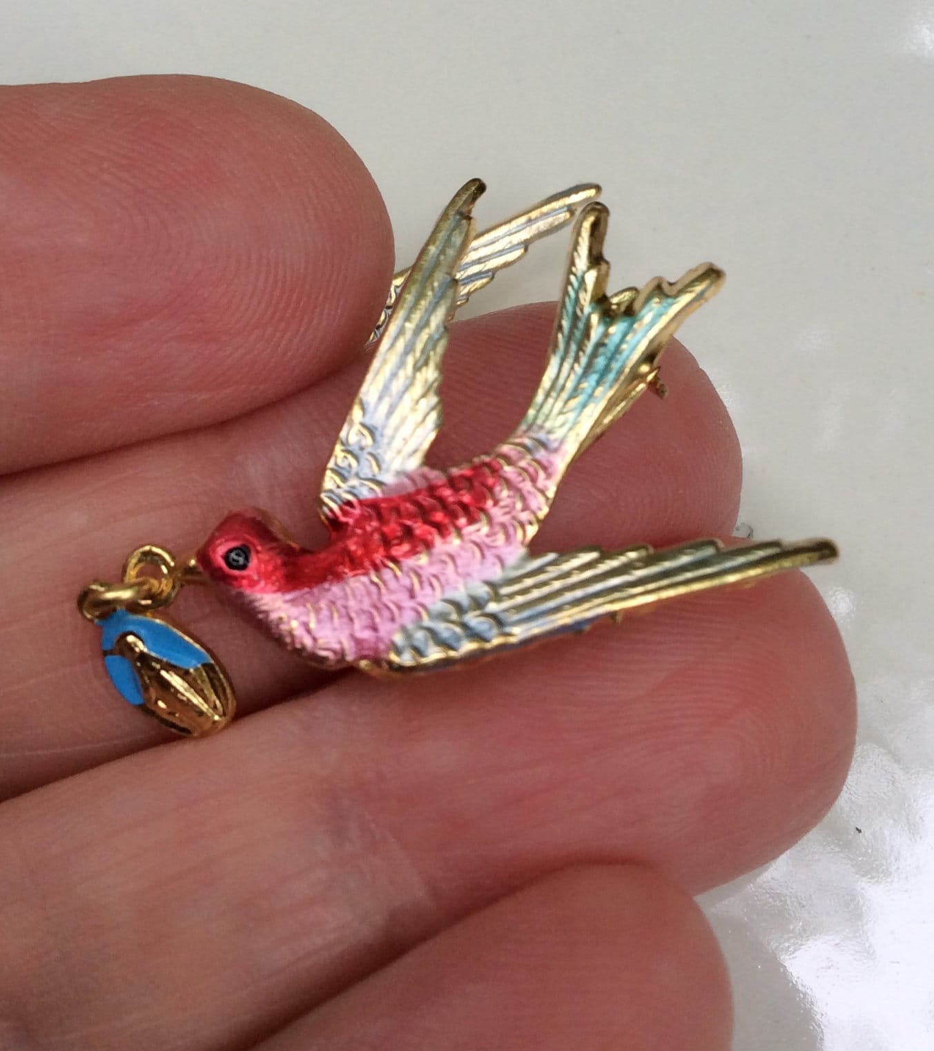 Broche Vintage Hirondelle Religieuse Notre Dame Sur Vire - Occasion En Bon état, Bijou Ancien Français Plein De Symbolique !