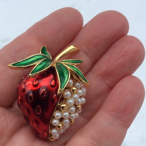Vintage red strawberry berry brooch fruity big enamel pearl pin food fashion accessories jewelry juicy fruit mother&#39;s day gifts estate sale
