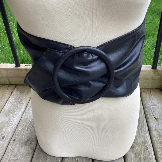 Vintage Black Wide Leather Obi Belt: 80s Retro Fashion Glam  display picture 2