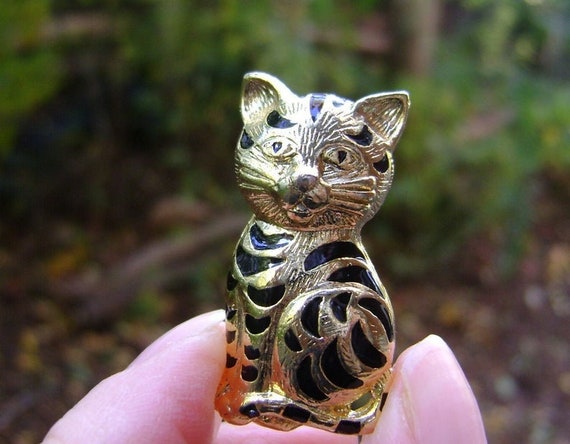 Cat brooch deals