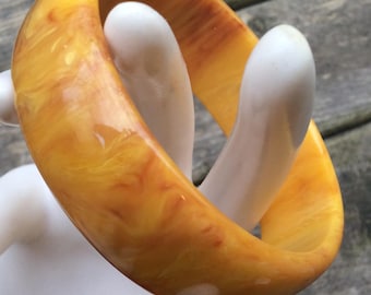 Vintage Lucite Bangle Bracelet: Swirled Caramel Butterscotch colour block Boho Jewelry