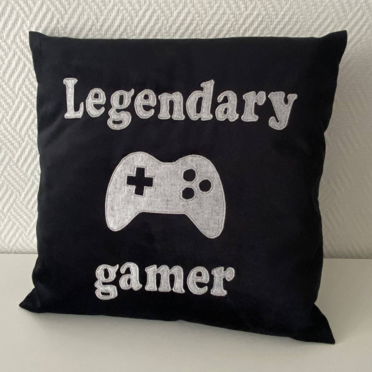 Housse de Coussin Taie d'oreiller en Velours Noir avec Inscription Brodée Legendary Gamer Pour Cadea