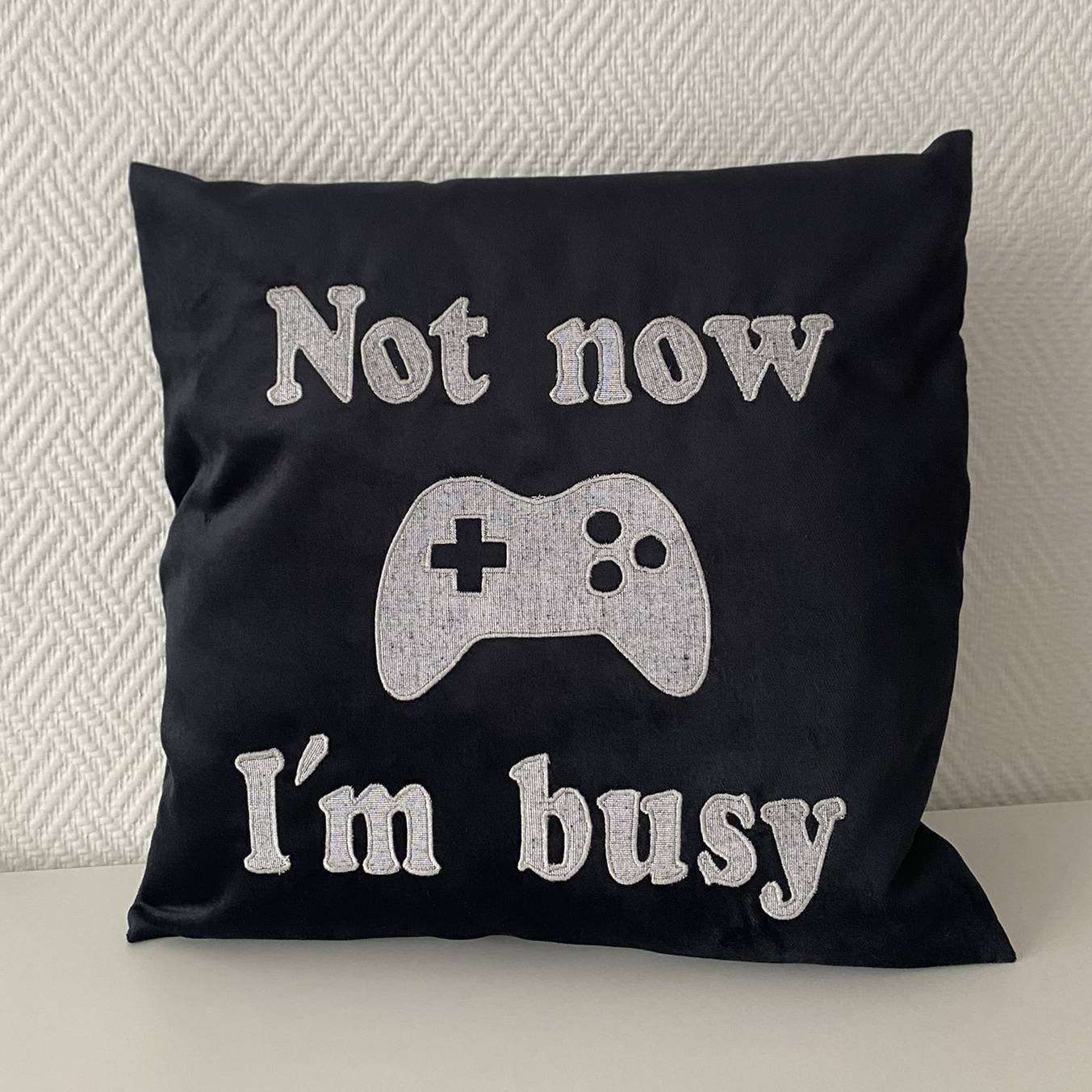 Housse de Coussin Taie d'oreiller en Velours Noir avec Inscription Brodée Not Now I'm Busy Parfait P