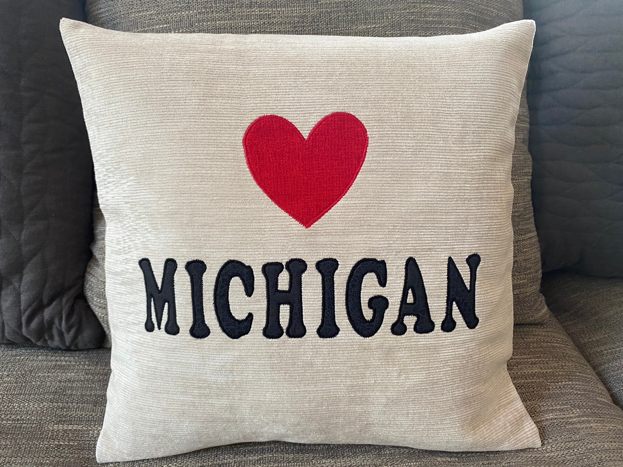 Coussin Taie d'oreiller Brodée avec Ville et Tissu Au Choix Pour Cadeau Monogramme Décoration Salon 