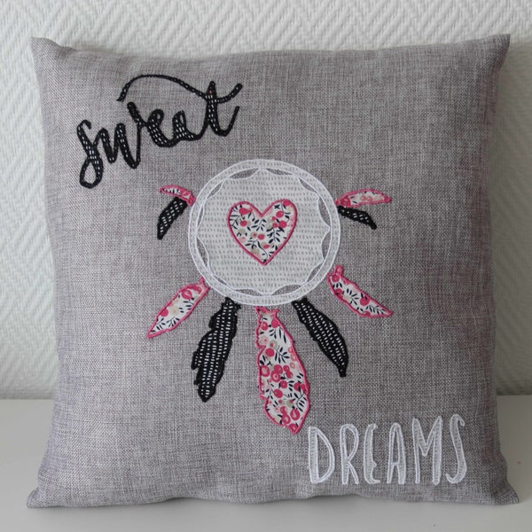 Housse de coussin grise fait main avec décor attrape-rêves et inscription brodée Sweet Dreams pour décoration chambre et cadeau crémaillère.