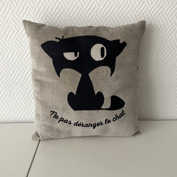 Coussin carré en velours avec broderie chat et inscription humoristique "Ne pas déranger le chat", cadeau anniversaire pour cat lover