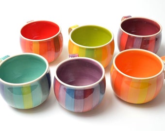 Handgefertigte Keramiktasse, mehrfach gestreift