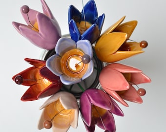 チューリップの花、手作りの陶器製春の花