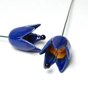 Colourfull, hand-made, lovely ceramic flowers: tulip, blue.
They are fixed on a green wire (l=20cm), you can put them in a vase, next to your inside plant or outside.