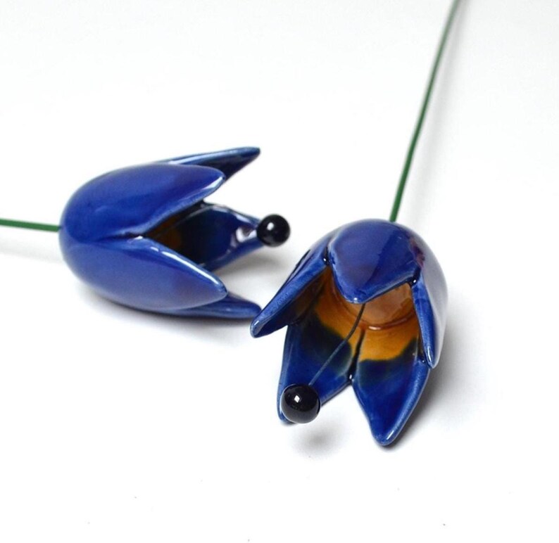 Colourfull, hand-made, lovely ceramic flowers: tulip, blue.
They are fixed on a green wire (l=20cm), you can put them in a vase, next to your inside plant or outside.