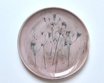 Handgemachte Tortenplatte aus Keramik mit Motiv einer wilden Blume