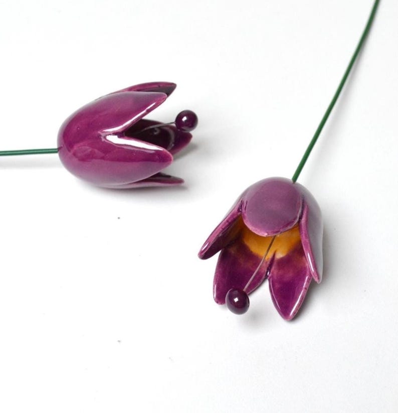 Colourfull, hand-made, lovely ceramic flowers: tulip, eggplant purple.
They are fixed on a green wire (l=20cm), you can put them in a vase, next to your inside plant or outside.