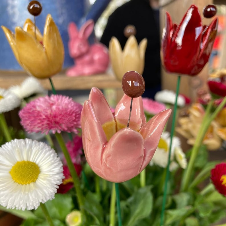 Tulip, colourfull, hand-made, lovely ceramic flowers. Avaiable in 7 colours. They are fixed on a green wire (l=25cm/9.8in), you can put them in a vase, next to your inside plant, outside the garden (they are weather resistant).
You can create your own tulip bouquet by adding green leafs or other flowers in my shop. A charming spring decoration.