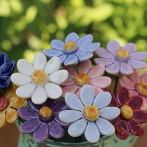 A 5pc or 10 pcs daisy bouquet. Choose the colours of the bouqet!
Colourfull, hand-made, lovely ceramic daisy, avaiable in 8 colours.